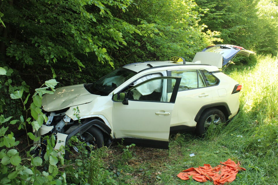 Das demolierte Taxi musste nach dem Crash durch ein Fachunternehmen geborgen und abgeschleppt werden.