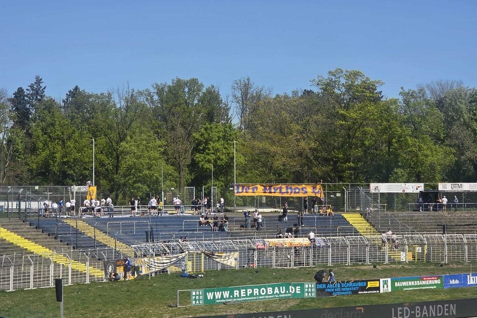 Die ersten Fans haben Bock auf Fußball.
