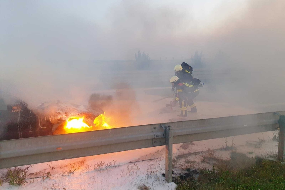 Auf der A72 ist am Freitagabend ein Auto plötzlich in Flammen aufgegangen.