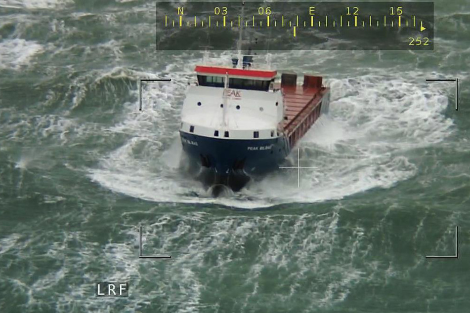 Vor den Ostfriesischen Inseln Borkum und Juist treibt der Frachter "Peak Bilbao" bei schwerer See manövrierunfähig.