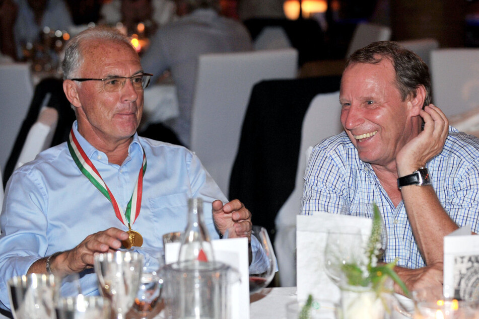 Gute Freunde: Ex-Bundestrainer Berti Vogts (77, r.) wünscht sich, dass der DFB-Pokal künftig namentlich an den am Sonntag verstorbenen Franz Beckenbauer (†78) erinnern soll. (Archiv)