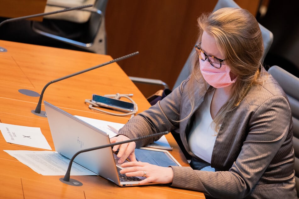 Lisa-Kristin Kapteinat (SPD), sitzt mit einem Mundschutz im Landtag.