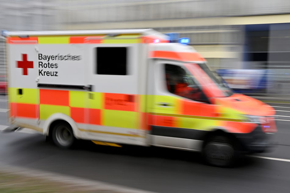 Der Rettungsdienst brachte die Verletzten in Krankenhäuser. (Symbolbild)
