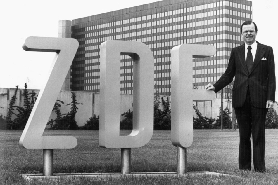 Der damalige ZDF-Intendant Karl-Günther von Hase steht 1977 vor dem Verwaltungsgebäude Mainzer Senders.