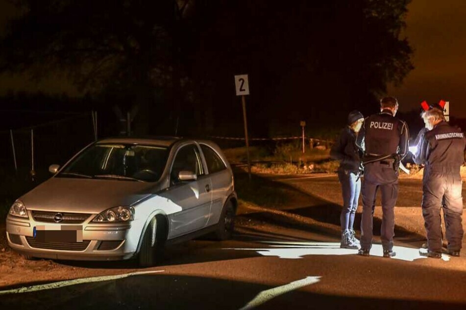 Die Polizei sichert am Tatort in Glinde Spuren.