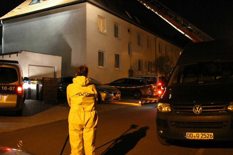 Eine Kriminaltechniker fotografiert den Tatort im Leipzig Osten.