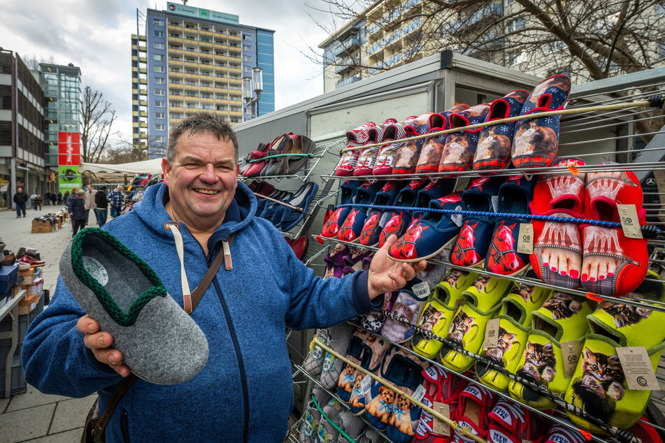 "Schuh-Elbandi" Enno Nikodym (62) bietet seit 30 Jahren seine Schuhe auf Märkten an.