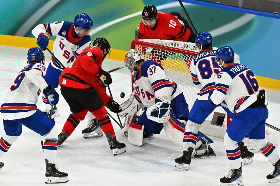 US-Torwart Connor Hellebuck (Mitte) wurde von den Kanadiern in Spielminute 39 überwunden.