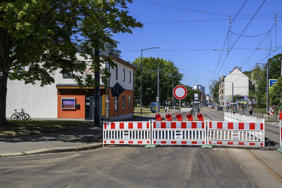 Vor dem Outdoor-Laden auf der Bernsdorfer Straße ist die Baustellenabsperrung zu sehen.