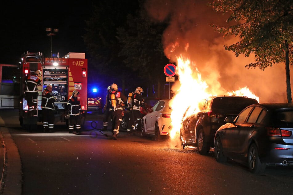Feuerwehrmänner kümmerten sich um den brennenden Mitsubishi.