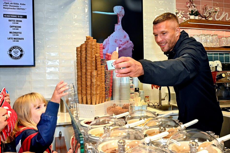 Lukas Poldolski gibt die ersten Eiskugeln aus.