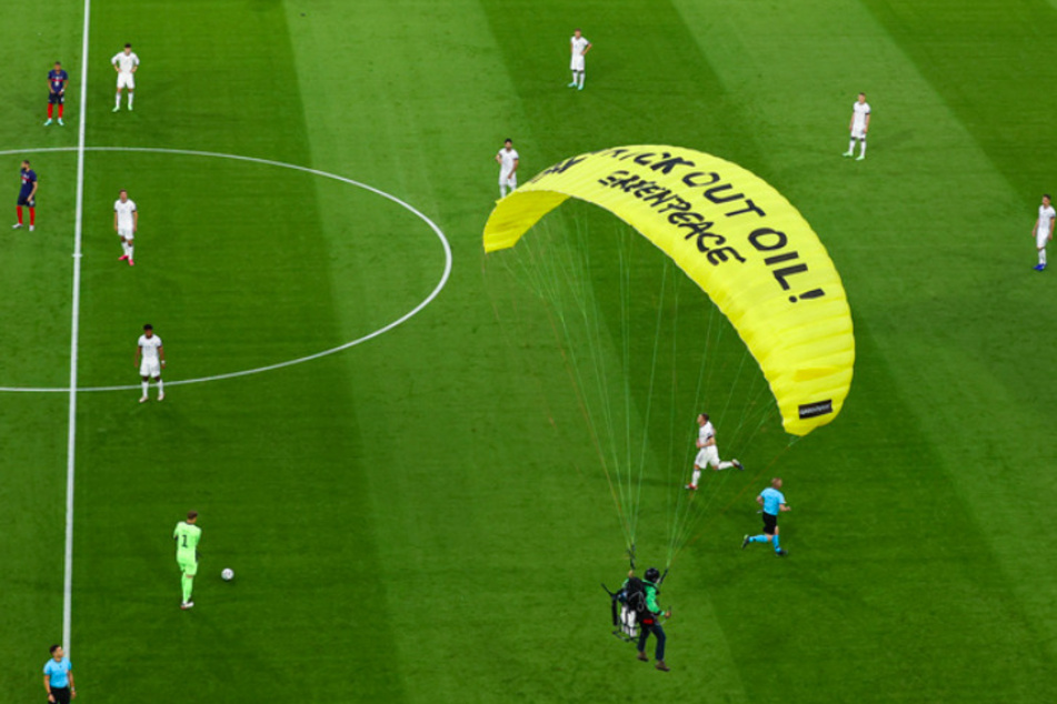 Der "Greenpeace"-Schriftzug auf dem Fallschirm verhinderte einen Scharfschützeneinsatz.