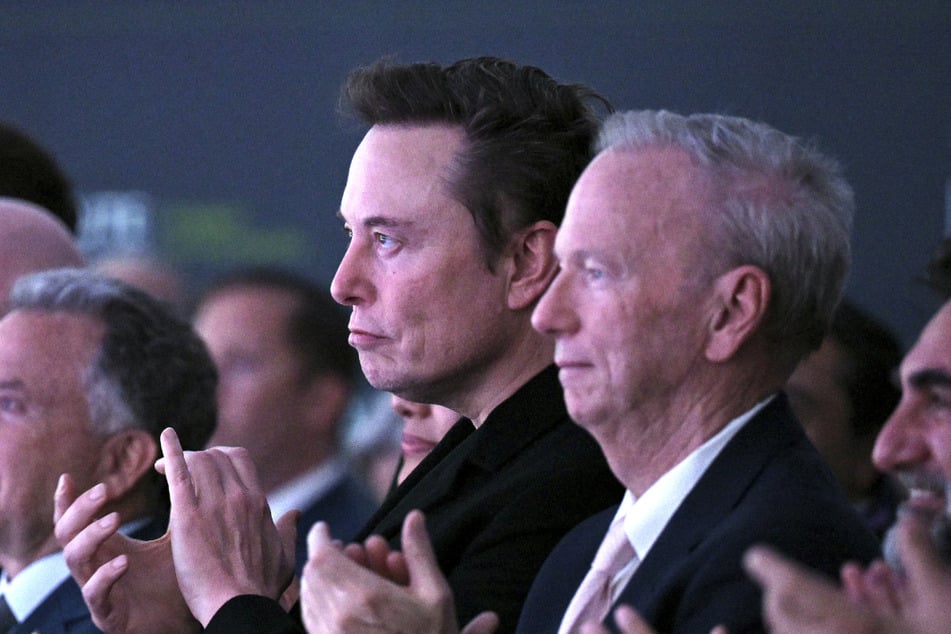 Der ehemalige Google-CEO Eric Schmidt (70, r.) steht beim Gipfel des Future Investment Initiative (FII) Institute neben Elon Musk (54).