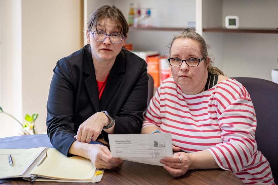 Mutter Mandy Jantzen (51, r.) neben ihrer Rechtsanwältin Silke Brewig-Lange (50). Das Jobcenter Chemnitz wollte zu viel gezahltes Bürgergeld von ihrem Sohn (11) eintreiben.