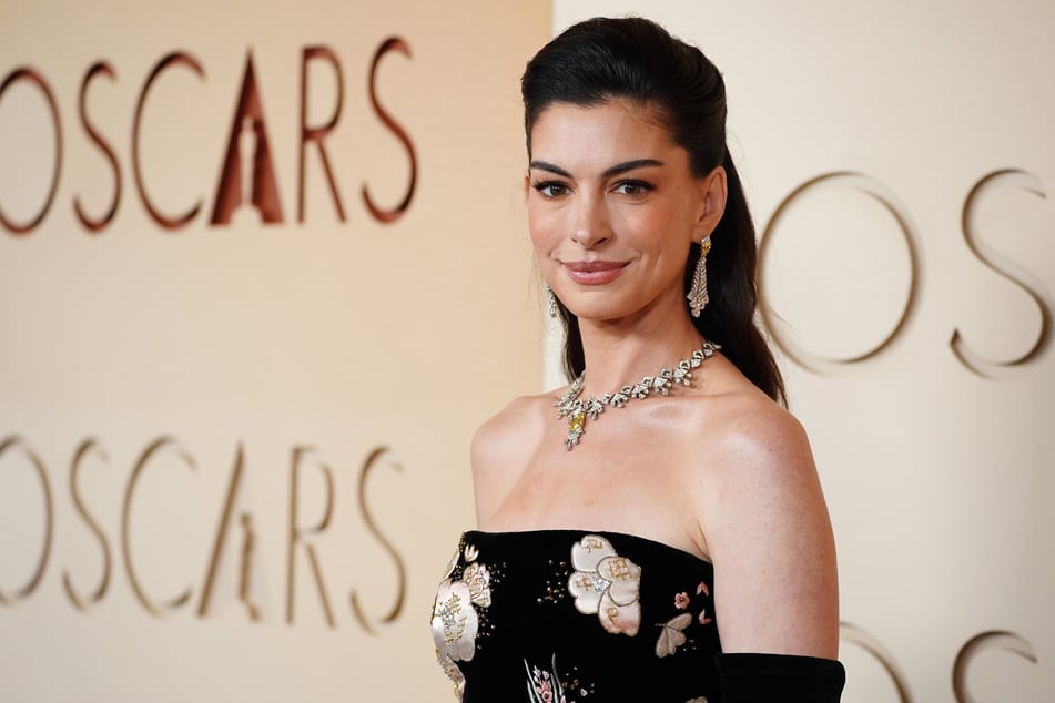 Anne Hathaway (43) teilte die freudigen Babynews auf Instagram.