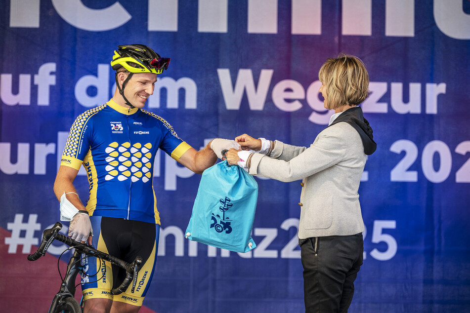 Ein erfolgreicher Abschluss ihrer Amtszeit: Noch-OB Barbara Ludwig (58, SPD) übergibt das Bewerbungsbuch an Radsportler Christian Helbig (25).