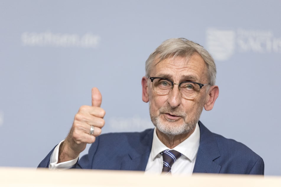 Sachsens Innenminister Armin Schuster (64, CDU) gibt den von Dynamo vorgestellten Maßnahmen seinen Daumen nach oben. (Archivfoto)