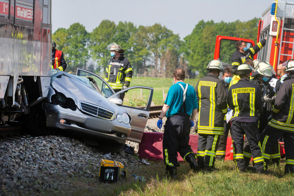 Zahlreiche Einsatzkräfte der Feuerwehr am Unfallort.