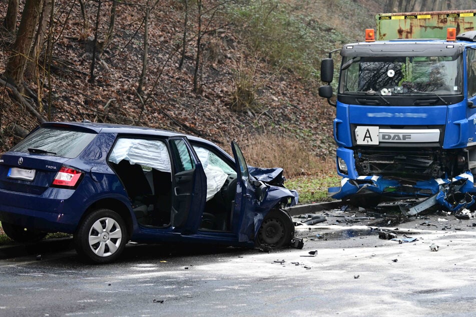 Frontalkollision zwischen Auto und Lkw: Industriestraße bei Hürth voll gesperrt