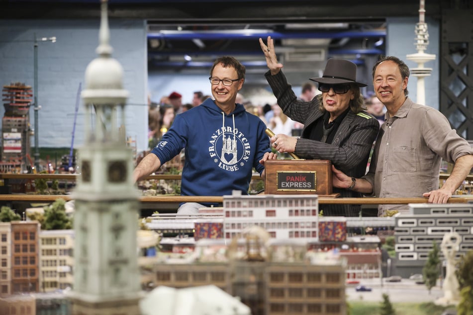 In 25 Jahren "Miniatur Wunderland" begrüßten die Gründer auch einige prominente Gäste wie Udo Lindenberg (80, M.) in der Modellbauanlage in der Hamburger Speicherstadt.