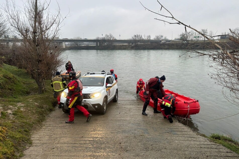 Rettungskräfte sind seit Mittwoch im Einsatz und suchen die Save ab.