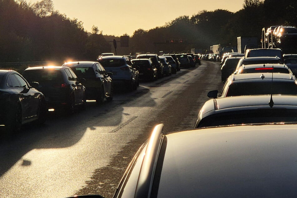 Die A7 wurde bis in den frühen Freitagmorgen hinein voll gesperrt, es bildete sich ein rund fünf Kilometer langer Stau. (Symbolbild)