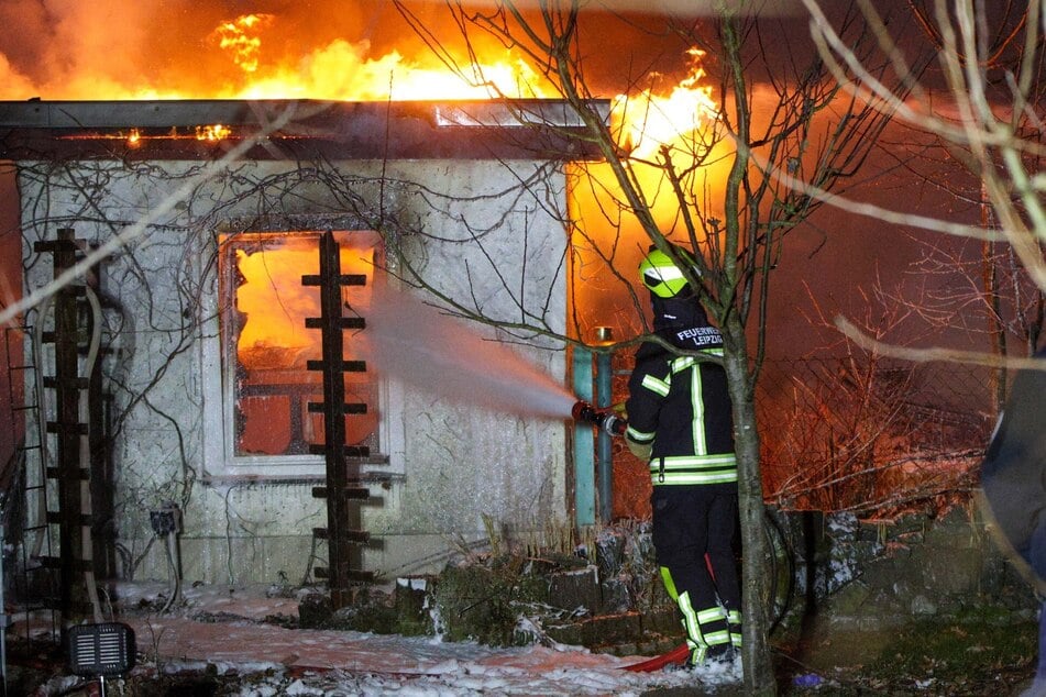 Im Einsatz waren sowohl Kräfte der Berufsfeuerwehr als auch der Freiwilligen Feuerwehr.