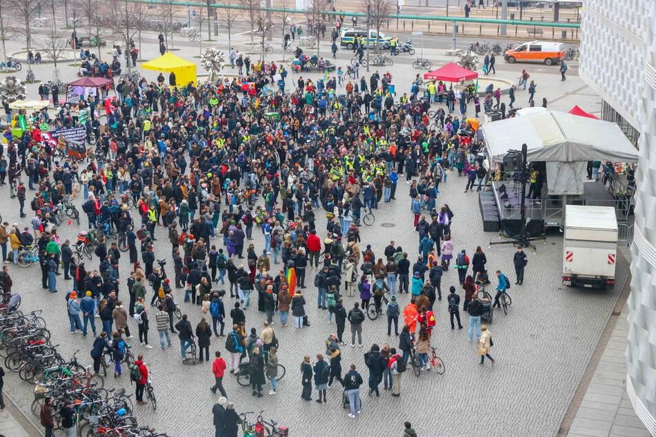 Am Freitagmittag hatten sich laut Veranstalter knapp 2000 Menschen in der Leipziger Innenstadt versammelt.