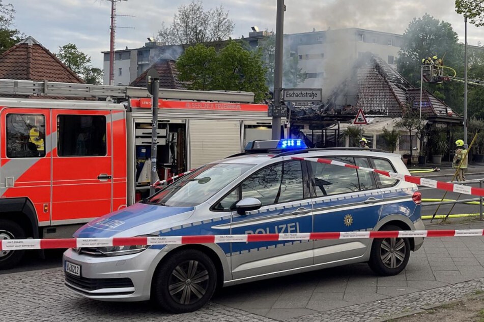 Berlin: Ladenzeile in Berlin-Tegel steht in Flammen: Großaufgebot der Feuerwehr!