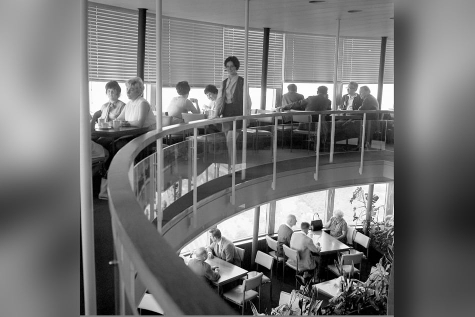 Viele Dresdner saßen selbst noch im Fernsehturm-Restaurant, so wie diese Besucher im Jahr 1975.