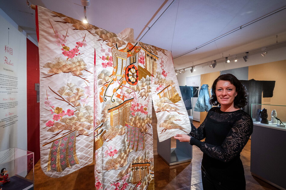 Museumsleiterin Claudia Glashauser (34) präsentiert einen Hochzeitskimono mit Blüten-Motiven.