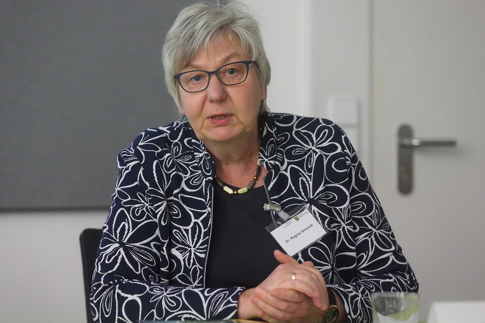 Regina Smolnik (65) vom Landesamt für Archäologie interessiert sich sehr für den Fund.