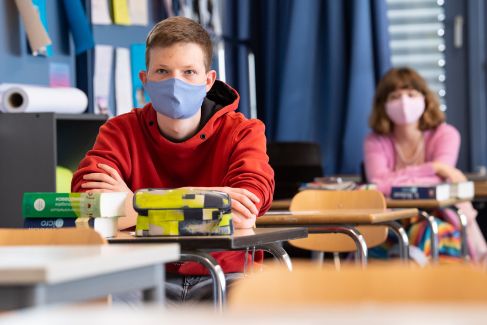 Bayern führt speziell an Schulen ab September eine Maskenpflicht ein - unabhängig von sonstigen Regelungen. (Archivbild)