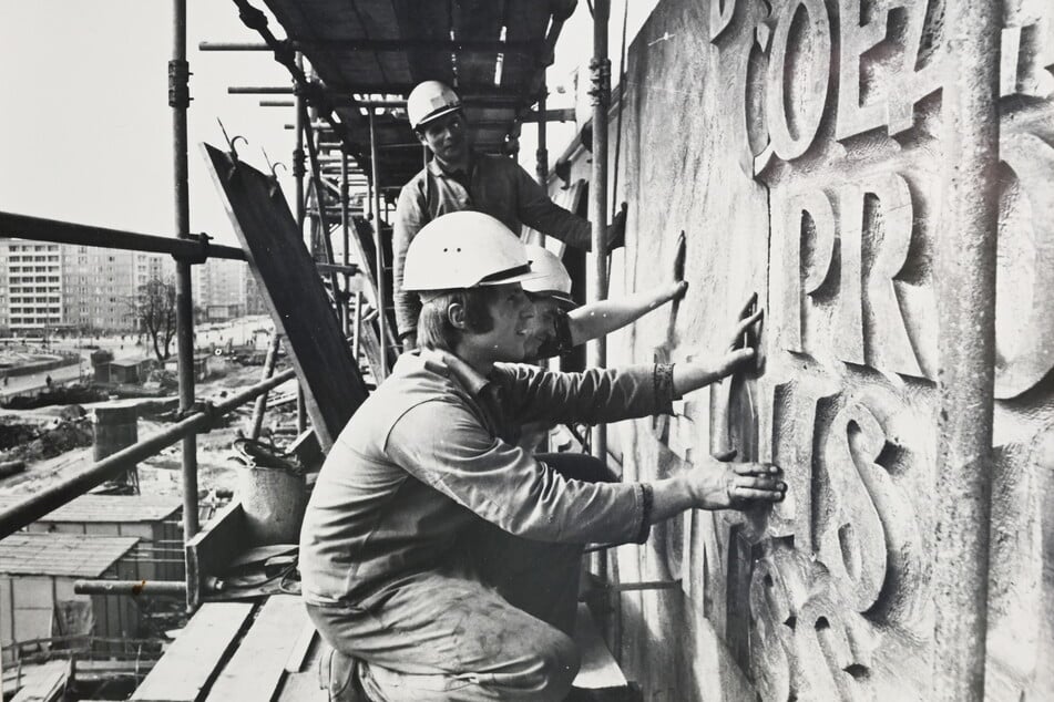 Bei der Montage der Platten 1971 war auch der Chemnitzer Künstler Volker Beier (1943-2023) dabei, der den Schriftzug gestaltet hatte.