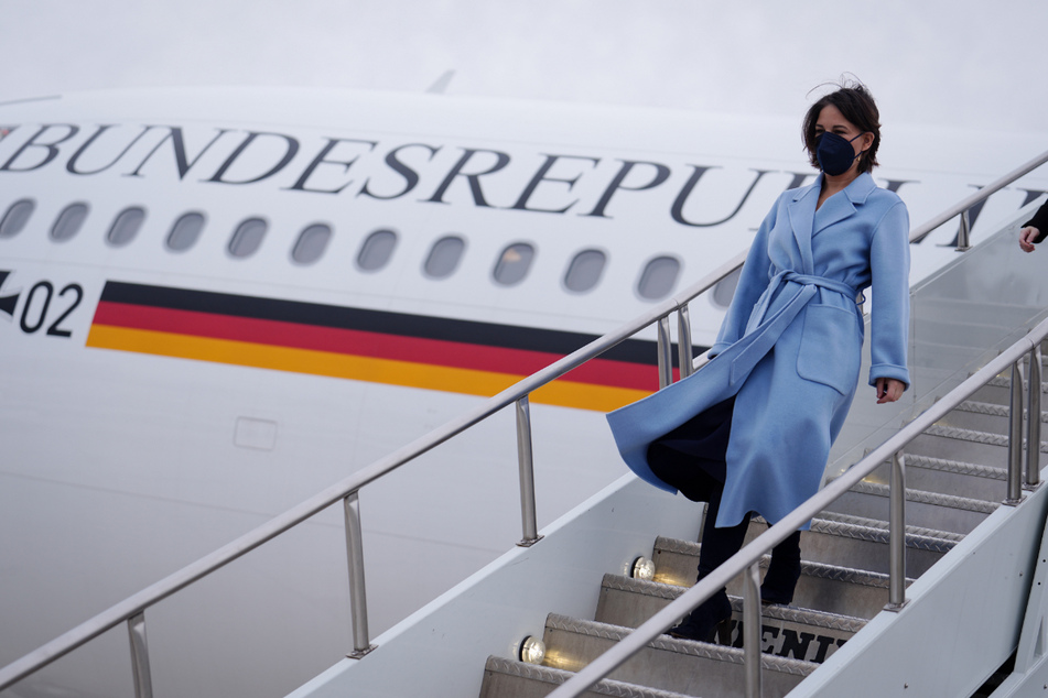 Annalena Baerbock (41, Grüne) geht nach der Landung in Washington die Gangway des Airbus A340 der Luftwaffe hinunter.