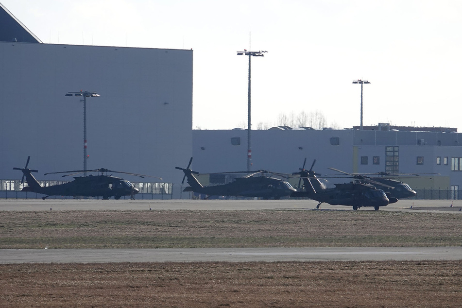 Maschinen der US-Army auf dem Gelände des Dresden Airport.