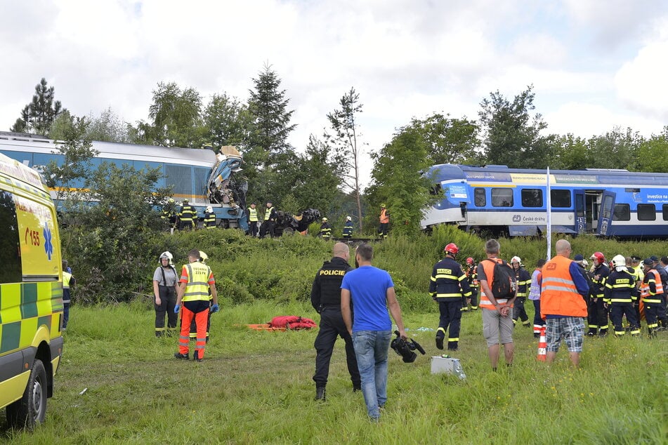 Einsatzkräfte versammeln sich am Unfallort, an dem am Morgen zwei Züge in der Nähe des Dorfes Milavèe zwischen den Bahnhöfen Domalice und Blíejov zusammenstießen.