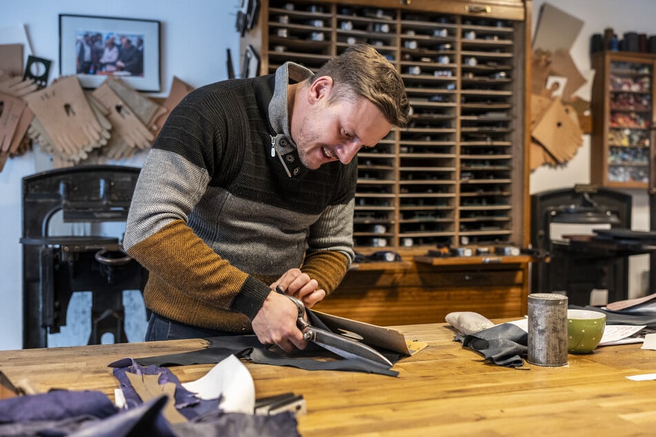 Aus bis zu 30 Einzelteilen besteht ein Handschuh – dafür wird Lederhaut zurechtgeschnitten.