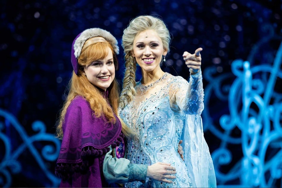 Sabrina Weckerlin (Eiskönigin Elsa, rechts) und Celena Pieper (ihre Schwester Anna), Musicaldarstellerinnen in dem neuen Musical "Die Eiskönigin", stehen bei einer gestellten Fotoszene nach einer Presse-Probe auf der Bühne im Stage Theater an der Elbe.