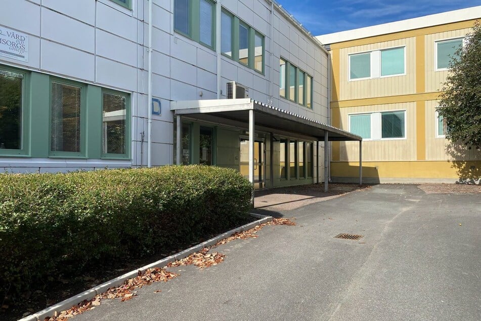 Ein Mann soll mit einem Schwert bewaffnet in die Brinell-Schule eingedrungen sein.