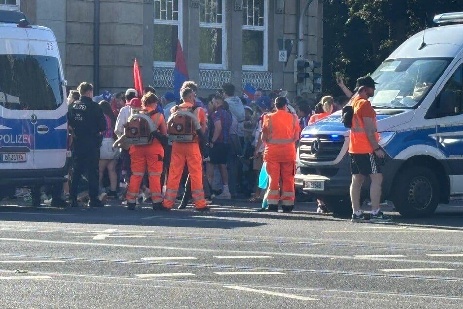 Die Stadtreinigung läuft der Meute quasi direkt hinterher, um alle entstehenden Unreinheiten zu beseitigen.