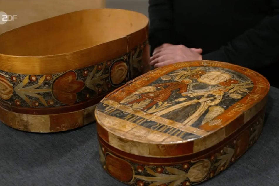 Die Spanholz-Box, in der einst Brautkrone und Schleier aufbewahrt wurden, stammt aus dem Jahr 1822 und ist somit über 200 Jahre alt.