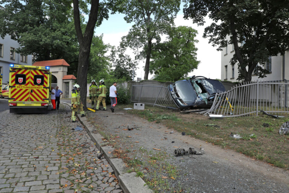 Der Rettungsdienst brachte die Verletzten ins Krankenhaus, während das Auto von der Feuerwehr geborgen wurde.