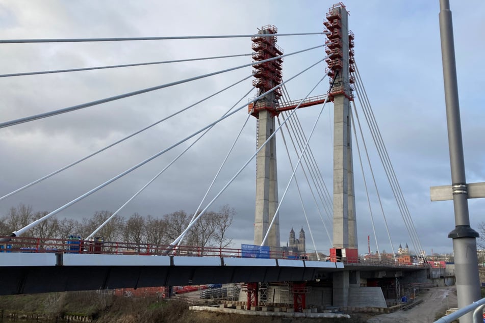 An der Neuen Strombrücke wird es bis August Nachtarbeiten geben. (Archivbild)