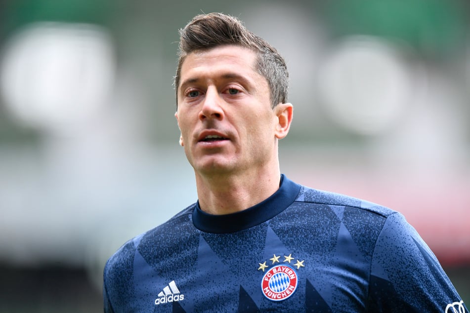 Robert Lewandowski (32) wird dem FC Bayern München weiter fehlen - und Trainer Hansi Flick (56) hat noch weitere Fragezeichen zu bewerten.