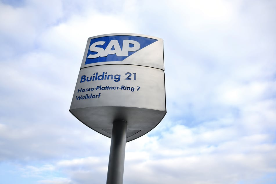 Ein Schild mit der Aufschrift "SAP" steht in Walldorf vor Bürogebäuden des Softwarekonzerns SAP.