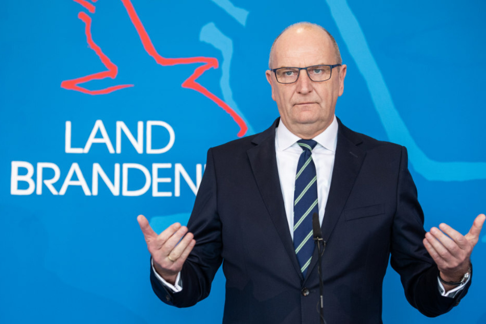 Brandenburgs Ministerpräsident Dietmar Woidke spricht auf einer Pressekonferenz.