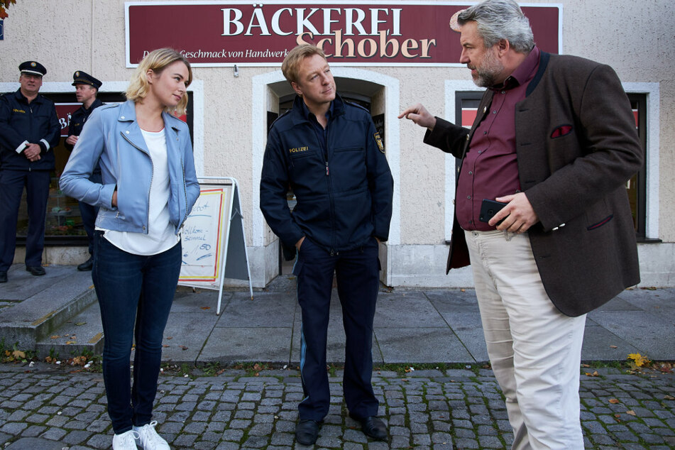 Schauspieler Max Müller (56, M.), in dieser Szene mit Vanessa Eckart (l.) und Dieter Fischer, spielt seit 2002 die Rolle des Michi Mohr in "Die Rosenheim-Cops".