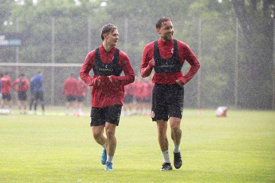 Neben Erik Tallig zählt auch Nebenmann Dennis Slamar (31, r.) zu den Abgangskandidaten. (Archivbild)