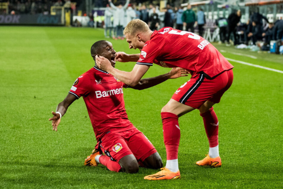 Die Akteure des Spiels: Moussa Diaby (l.) und Mitchel Bakker schossen Bayer 04 durch ihre Treffer in die Runde der letzten vier!